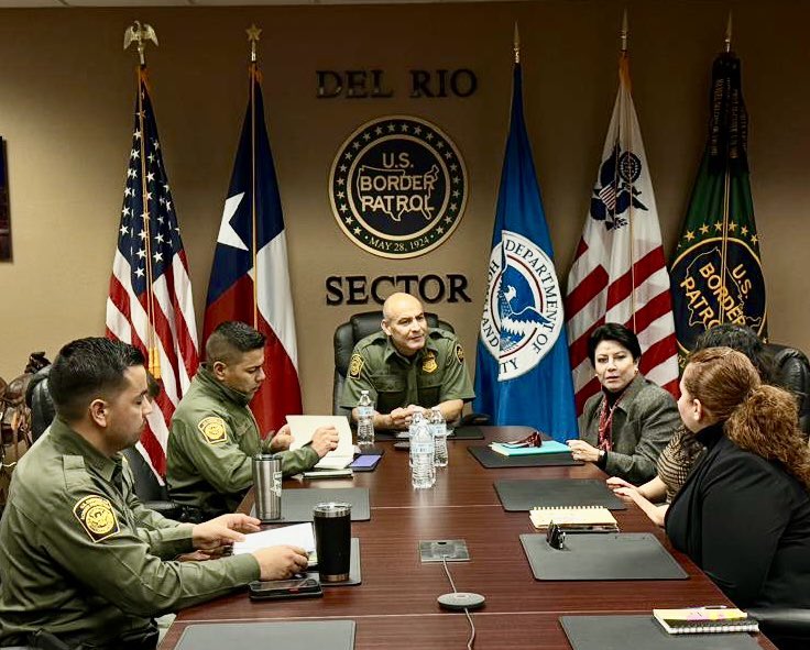 ConsulMexDelRio's tweet photo. Muchas gracias @USBPChiefDRT Milton Moreno por el encuentro con nuestro Consulado 🇲🇽. Seguimos con nuestra permanente comunicación @vcalva @SRE_mx https://t.co/YGTRthtkW3