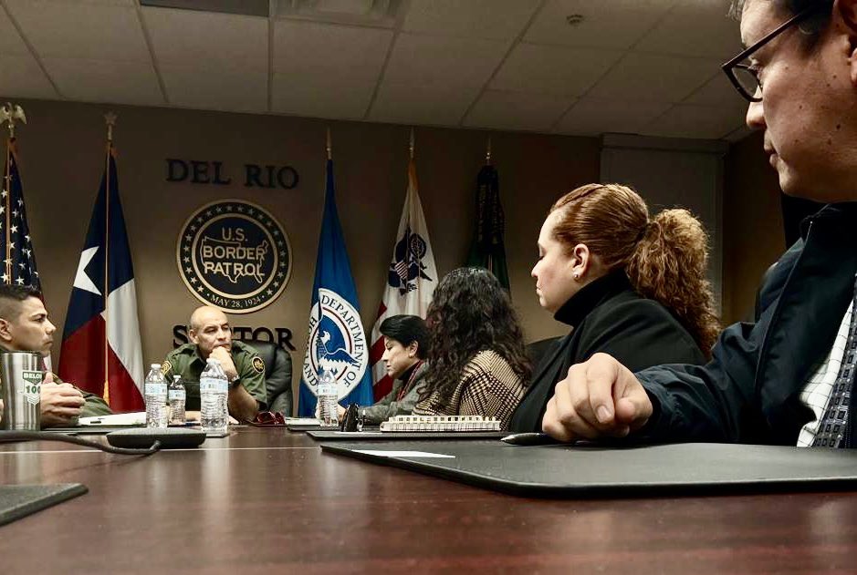 ConsulMexDelRio's tweet photo. Muchas gracias @USBPChiefDRT Milton Moreno por el encuentro con nuestro Consulado 🇲🇽. Seguimos con nuestra permanente comunicación @vcalva @SRE_mx https://t.co/YGTRthtkW3