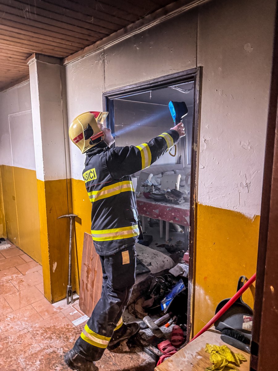kunc_zidenice's tweet photo. Požár na ubytovně Šámalova 64.
Hořela jedna ubytovací jednotka, požár byl zlikvidován. Evakuace 50-60 osob nakonec nutná nebyla, evakuační místo je ale pro jistotu připraveno. 
Velký dík @hzsjhm 🧑‍🚒🚒 https://t.co/nd5hJcTyTE