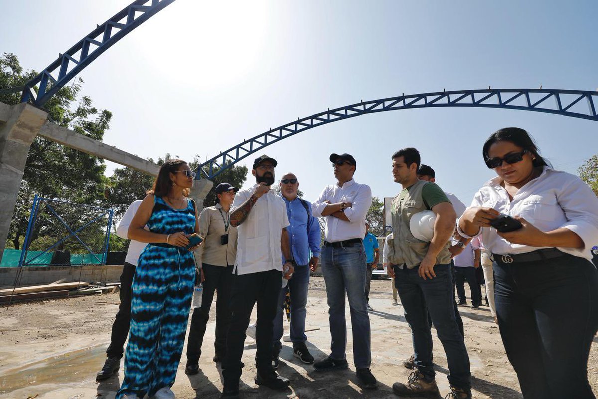 Después de la movilización de ayer, seguimos en Barranquilla trabajando en la revisión de los avances de los proyectos que estamos construyendo en la ciudad, estuvimos visitando los barrios Adelita de Char y Malvinas en donde se construyen dos Comunidades Energéticas usando las