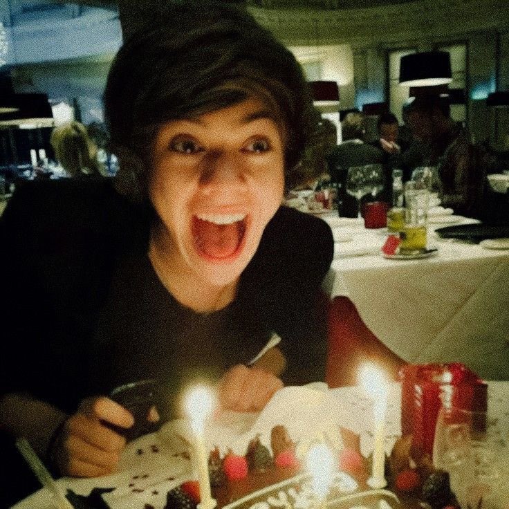 stacheharry's tweet photo. birthday eve✨🎂💕 https://t.co/ZNOkhJDwe5
