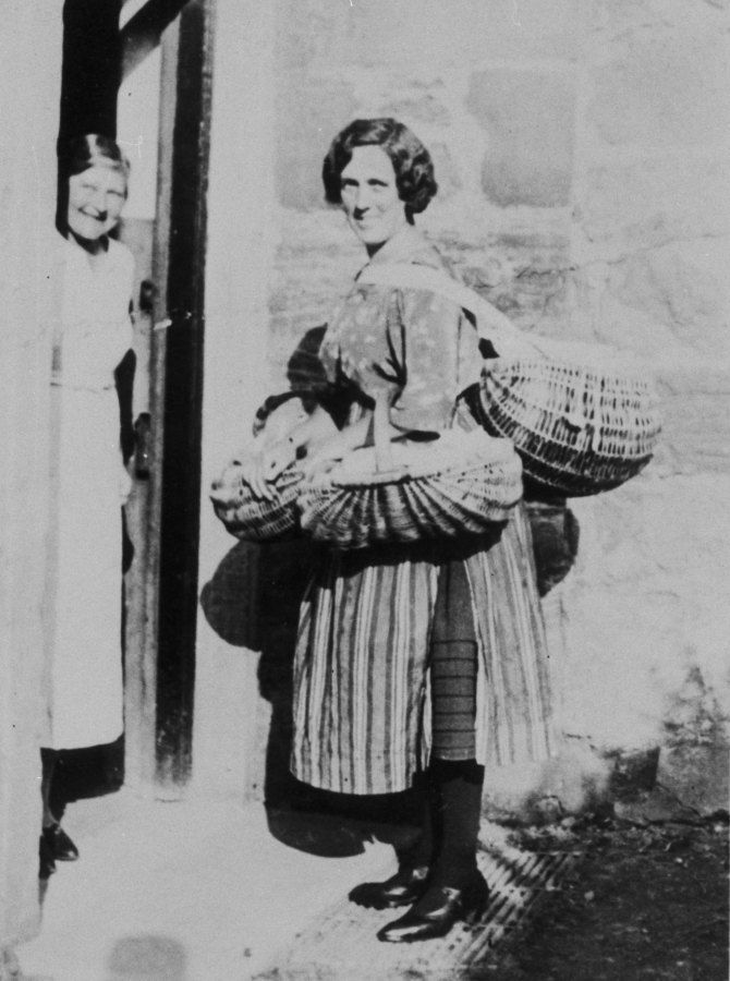 scotfishmuseum's tweet image. This week we were visited by a basket-maker looking to create a replica of an 'Arbroath rip' - a type of basket.

So, for this week's #PhotoFriday we have chosen this portrait of a fishwife carrying an Arbroath rip and two arm creels. 

#handmade #basketweaving #baskets