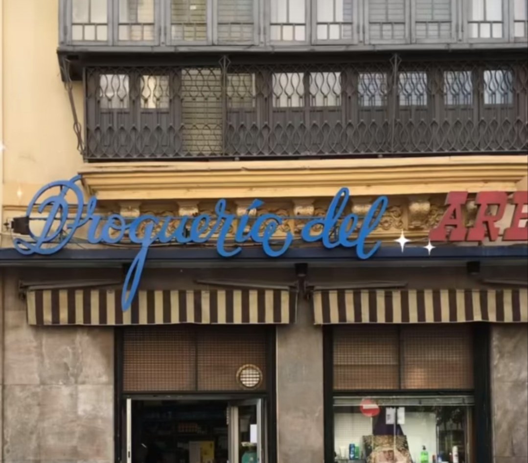 robertismo's tweet photo. Cierra la Droguería del Arenal. Desde Sevillatipo y Patrimoniográfico se está intentando salvar su magnífico rótulo. Si alguien conoce a la propiedad del local, por favor que me deje un mensajito. Muchas gracias. 🙏 https://t.co/JF2SPUdhLl