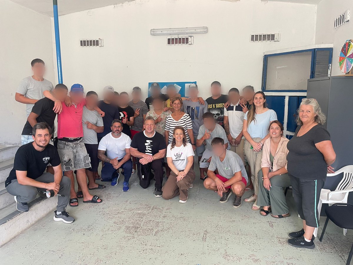 Hoy en Inisa, el ex atleta olímpico Gary Keylon invitado por la Unidad de Consumo de la Institución, nos inspiró con su charla sobre superación y el poder de dejar atrás las adicciones. Su historia nos recuerda que siempre hay un camino hacia la recuperación. ¡Gracias, Gary!