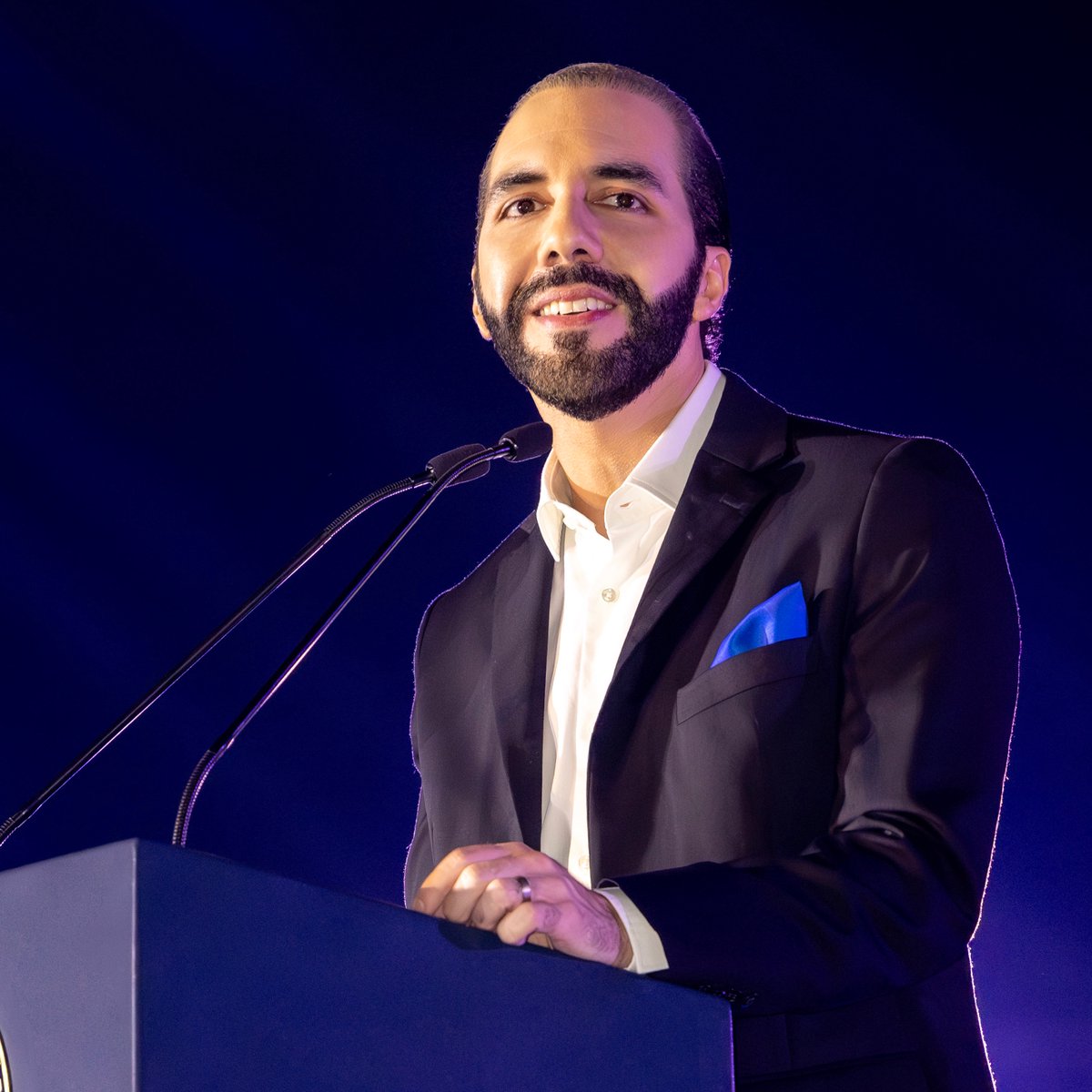 UHN_Plus's tweet photo. 🇺🇸🇸🇻 | LO ÚLTIMO

— Nayib Bukele: "Quien perdona al lobo, sacrifica a las ovejas"
— Elon Musk: "Exactamente" https://t.co/gE3k0UPbOH
