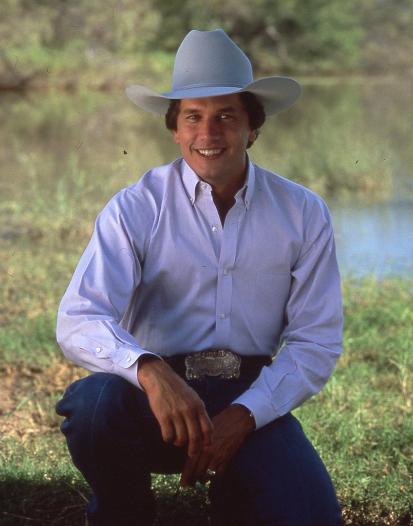"I was a young troubadour,
When I rode in on a song.."
#Troubadour

Listen here: strm.to/Troubadour