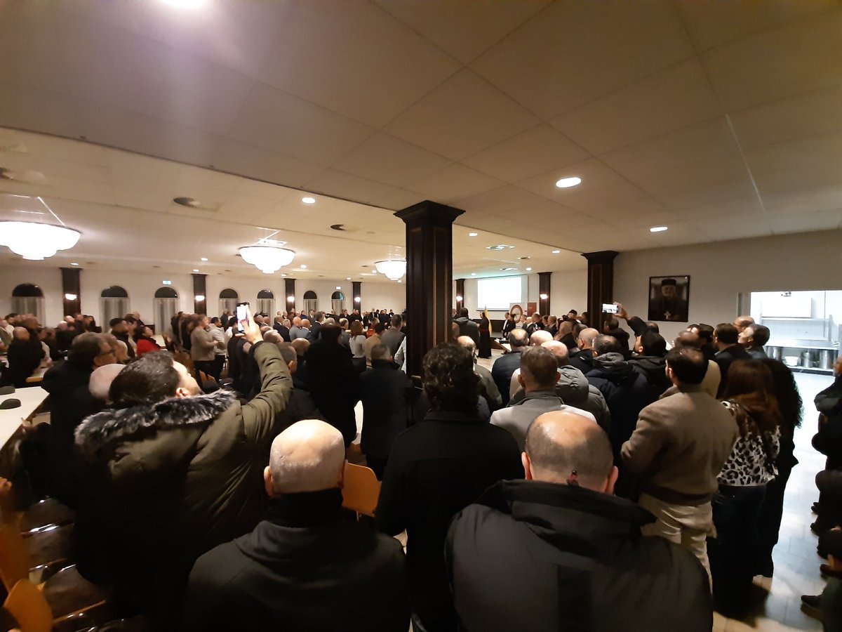 wilcolouwes's tweet image. Het is druk in de Mariakerk in #Hengelo. Kleine duizend aanwezigen. Minister Veldkamp van BuZa is te gast, net als NSC-Kamerleden Pieter Omtzigt en Isa Kahraman. Ze horen de zorgen van Syrisch-orthodoxe gemeenschap aan over de situatie van christenen in het Syrië na Assad.