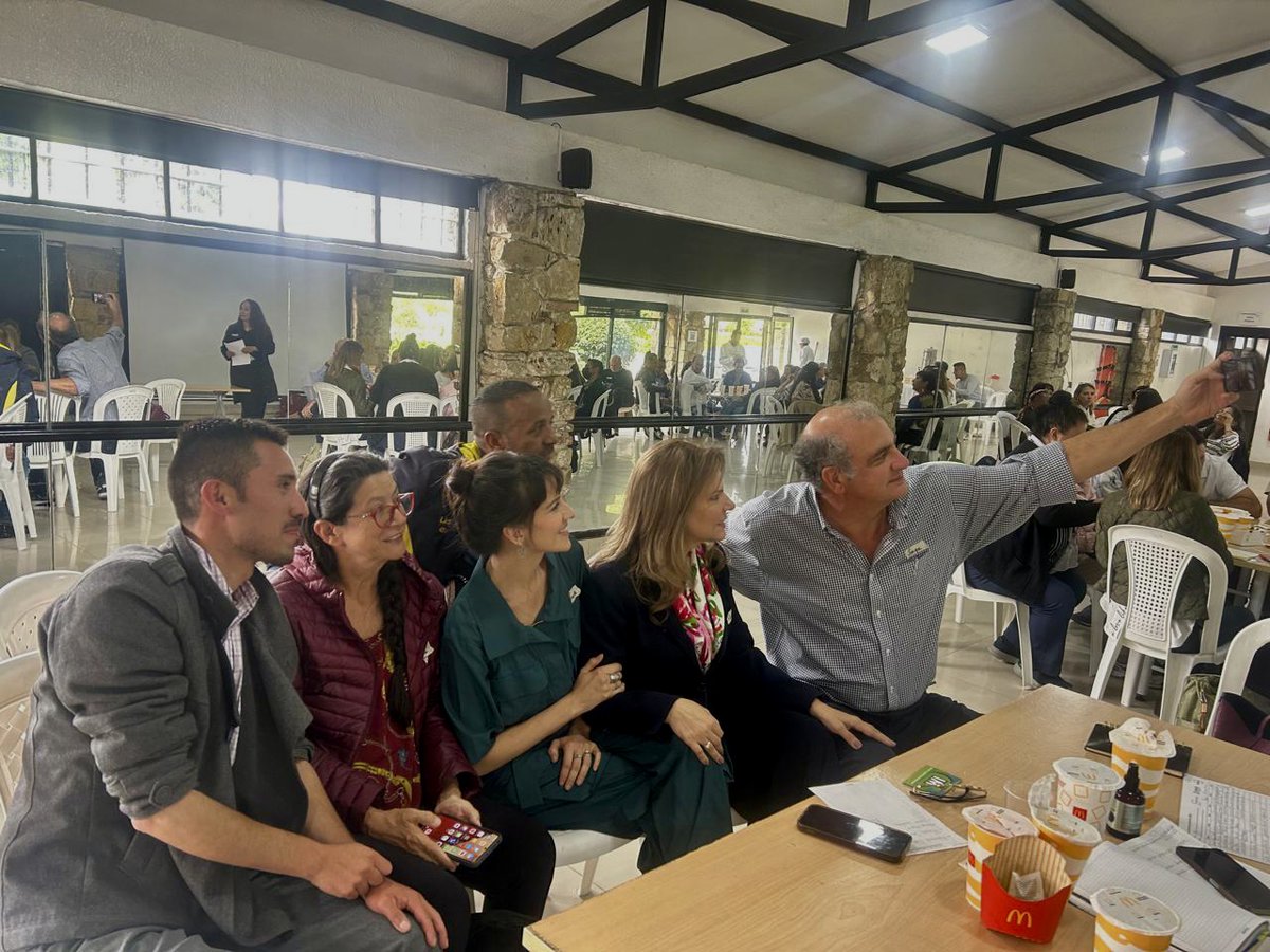 Hoy en 📍Suba, participando con Compromiso Bogotá en la mesa de alimentación sostenible con líderes de la comunidad, empresarios y con nuestra gran actriz Laura Londoño ¡Sueño cumplido! 💪🏻