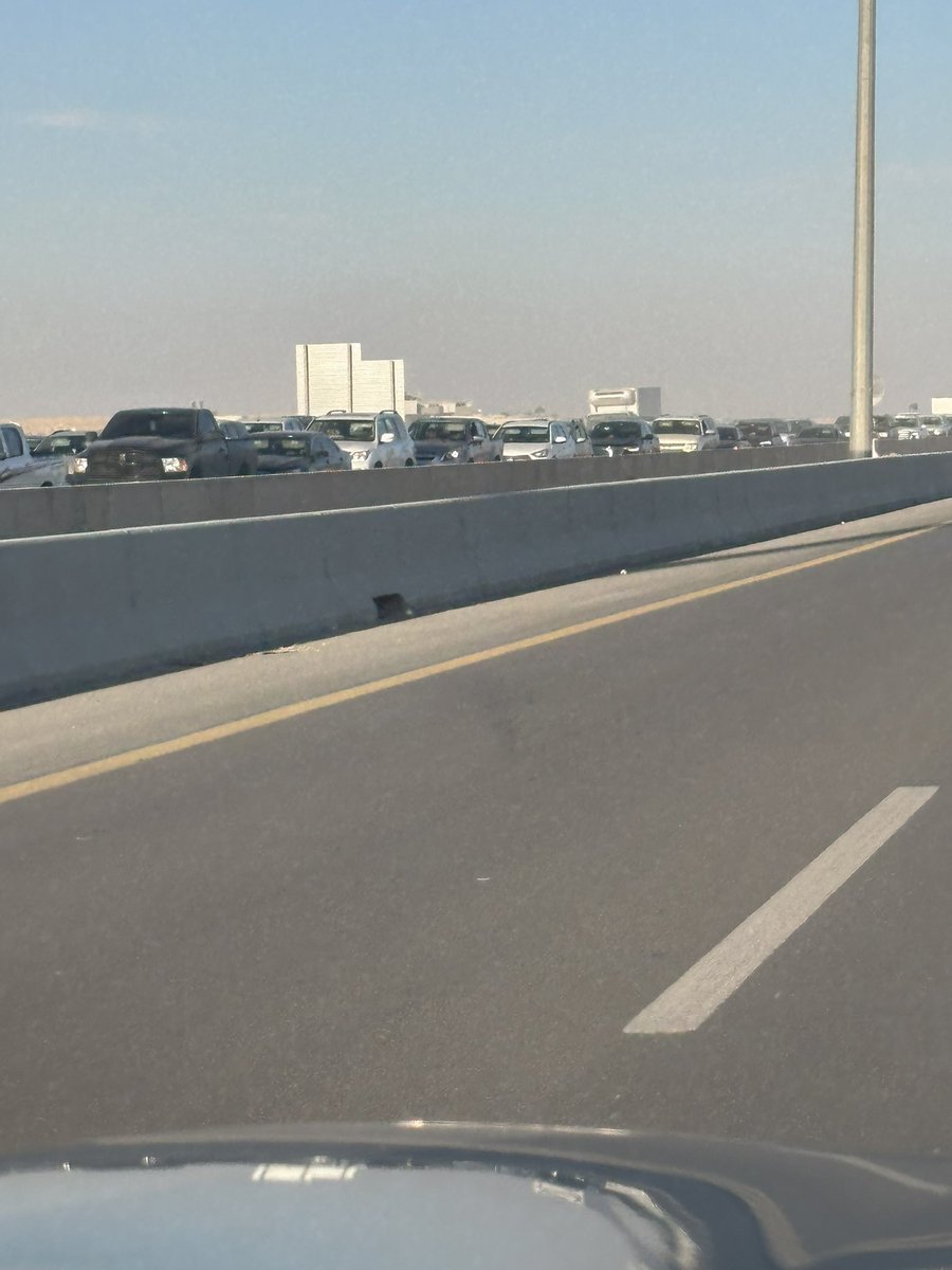 Farmer21212's tweet photo. @MOISaudiArabia 

نتمنى ان تجد #وزارة_الداخلية  حلاً لمعاناتنا في الازدحام الذي نواجهه  يومياً عند ذهابنا او  عودتنا الى #المزاحمية  عند نقطة تفتيش #القدية .

نقاط التفتيش الاخرى على طريق الشرقية او طريق القصيم  فيها انسيابية لاتتوفر في نقطة القدية.

نرجو البحث عن السبب. https://t.co/VrQ4EIGgRN