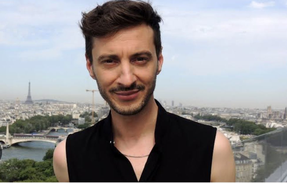 Vous vous souvenez de cette immonde, cérémonie d’ouverture l’été dernier avec des mecs peints en bleu qui montraient leurs couilles a des petites filles ?
Hé bien l’auteur de cette ignoble bouse vient d’être fait chevalier de la Légion d’honneur.
Applaudissez  !!