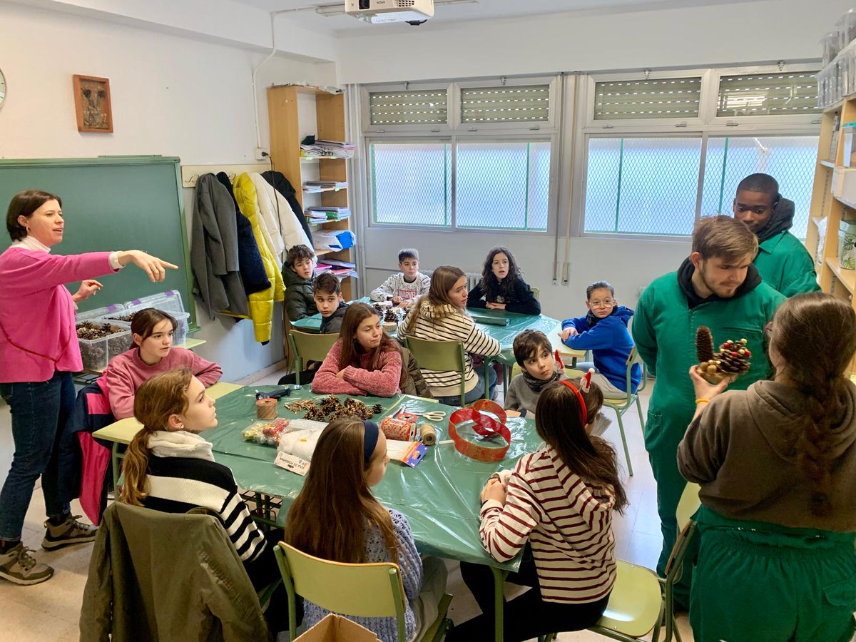 iesmcatalanzgz's tweet photo. Antes de las vacaciones navideñas, alumnado de 1ESO ECODELEGADOS hizo un Taller de Ornamentos Florales (casi todo material ecológico) en el IES Ramón y Cajal. 🪴🌻🌺💐
@gobaragon
@innovaeducaaragon
@innoeducacion
#educaciónpúblicadecalidad
#agrojardineria
#ecodelegados♻️♻️ https://t.co/WUO6ZbjFPi