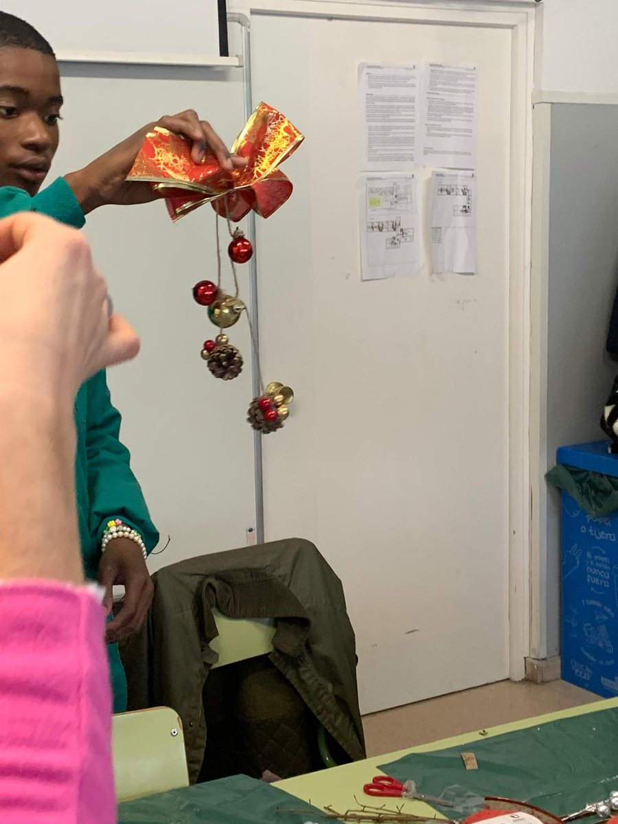iesmcatalanzgz's tweet photo. Antes de las vacaciones navideñas, alumnado de 1ESO ECODELEGADOS hizo un Taller de Ornamentos Florales (casi todo material ecológico) en el IES Ramón y Cajal. 🪴🌻🌺💐
@gobaragon
@innovaeducaaragon
@innoeducacion
#educaciónpúblicadecalidad
#agrojardineria
#ecodelegados♻️♻️ https://t.co/WUO6ZbjFPi