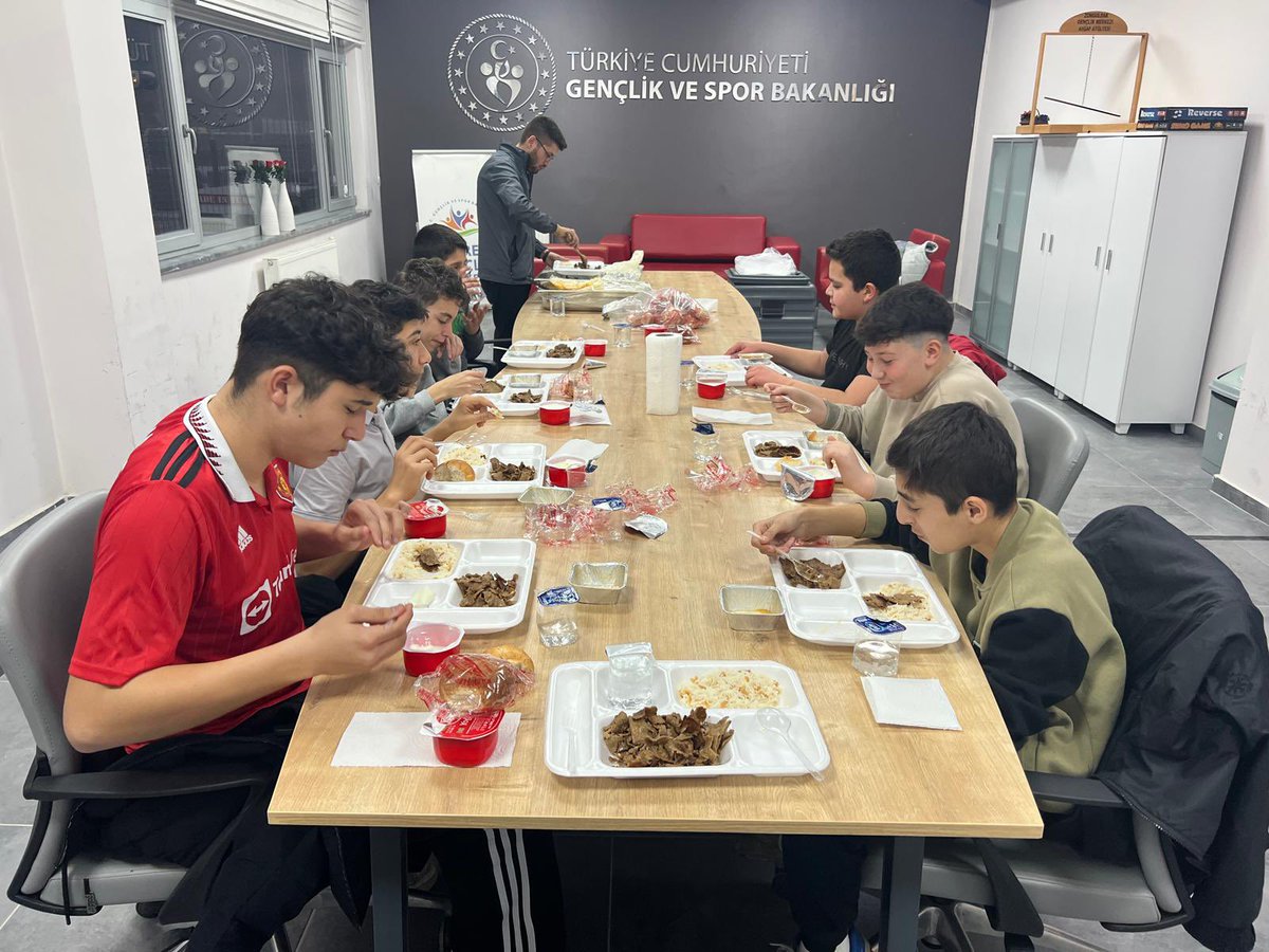 Devrek_GM's tweet photo. 📌Sevgili Peygamberimiz mübarek Üç Aylar için, “Receb Allah’ın ayı, Şaban benim ayım, Ramazan ise ümmetimin ayıdır.”buyurarak bizlere mübarek üç ayları müjdelemiştir. 

Recep ayı vesilesi ile nafile orucu tutan gençlerimize iftar programı düzenledik. https://t.co/4spgYyC5Qh