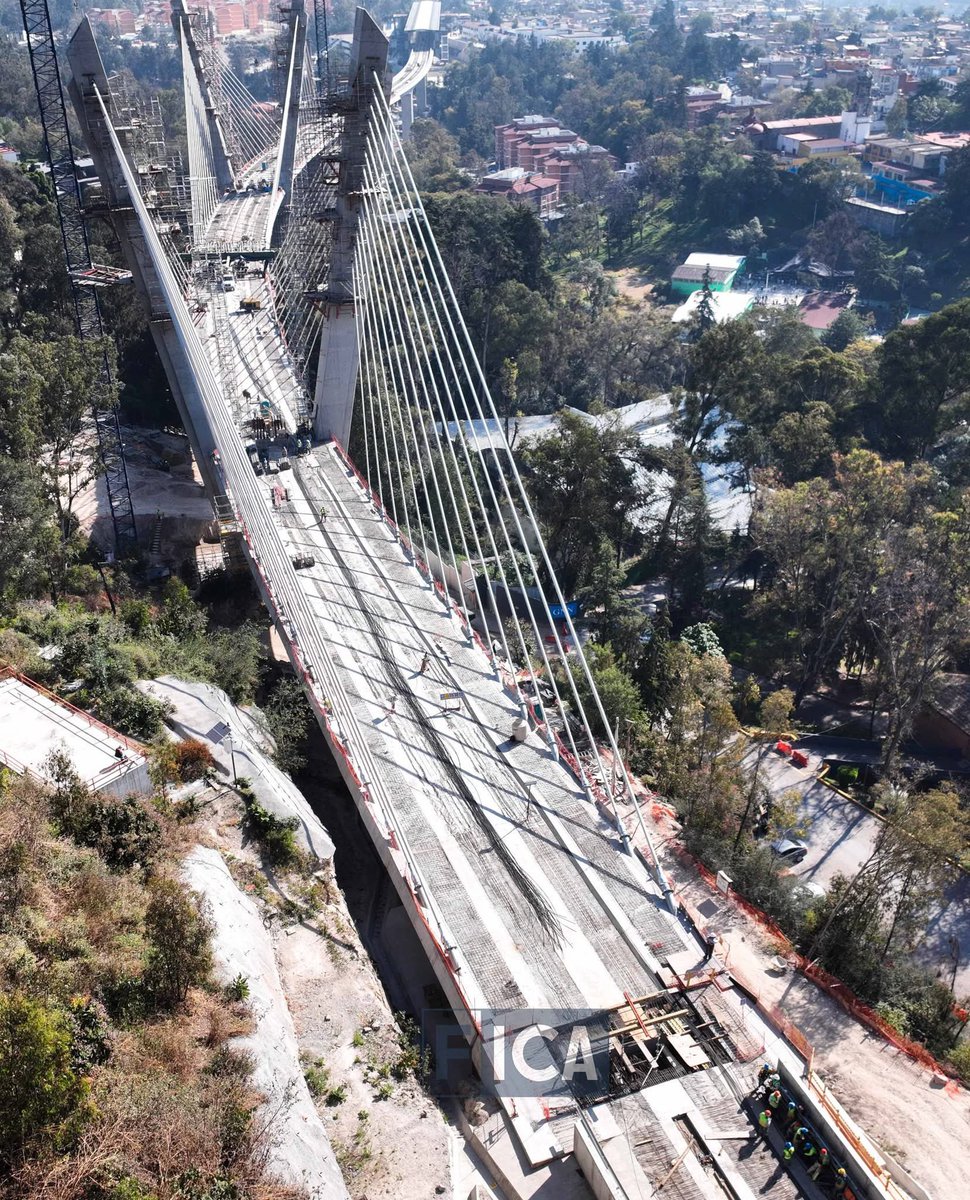 ICAMexico's tweet image. Hoy compartimos fotografías del Viaducto Atirantado del Manantial Conagua del Tren Interurbano México-Toluca (TIMT), conformado por 2 torres en forma de “V” de 65 y 76 m de alto, 3 apoyos del puente doble voladizo, 1 estribo y 5 claros con longitud total de 516 m #ColecciónICA