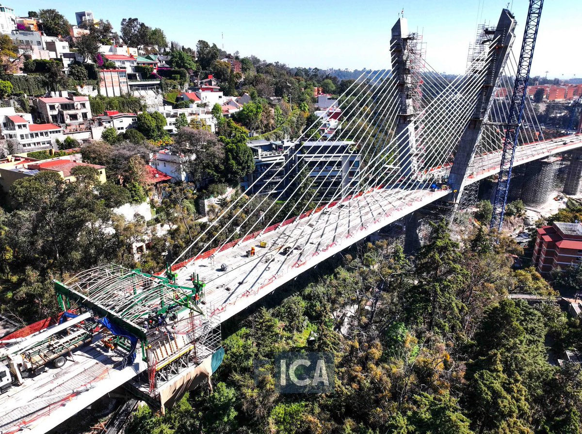 ICAMexico's tweet image. Hoy compartimos fotografías del Viaducto Atirantado del Manantial Conagua del Tren Interurbano México-Toluca (TIMT), conformado por 2 torres en forma de “V” de 65 y 76 m de alto, 3 apoyos del puente doble voladizo, 1 estribo y 5 claros con longitud total de 516 m #ColecciónICA