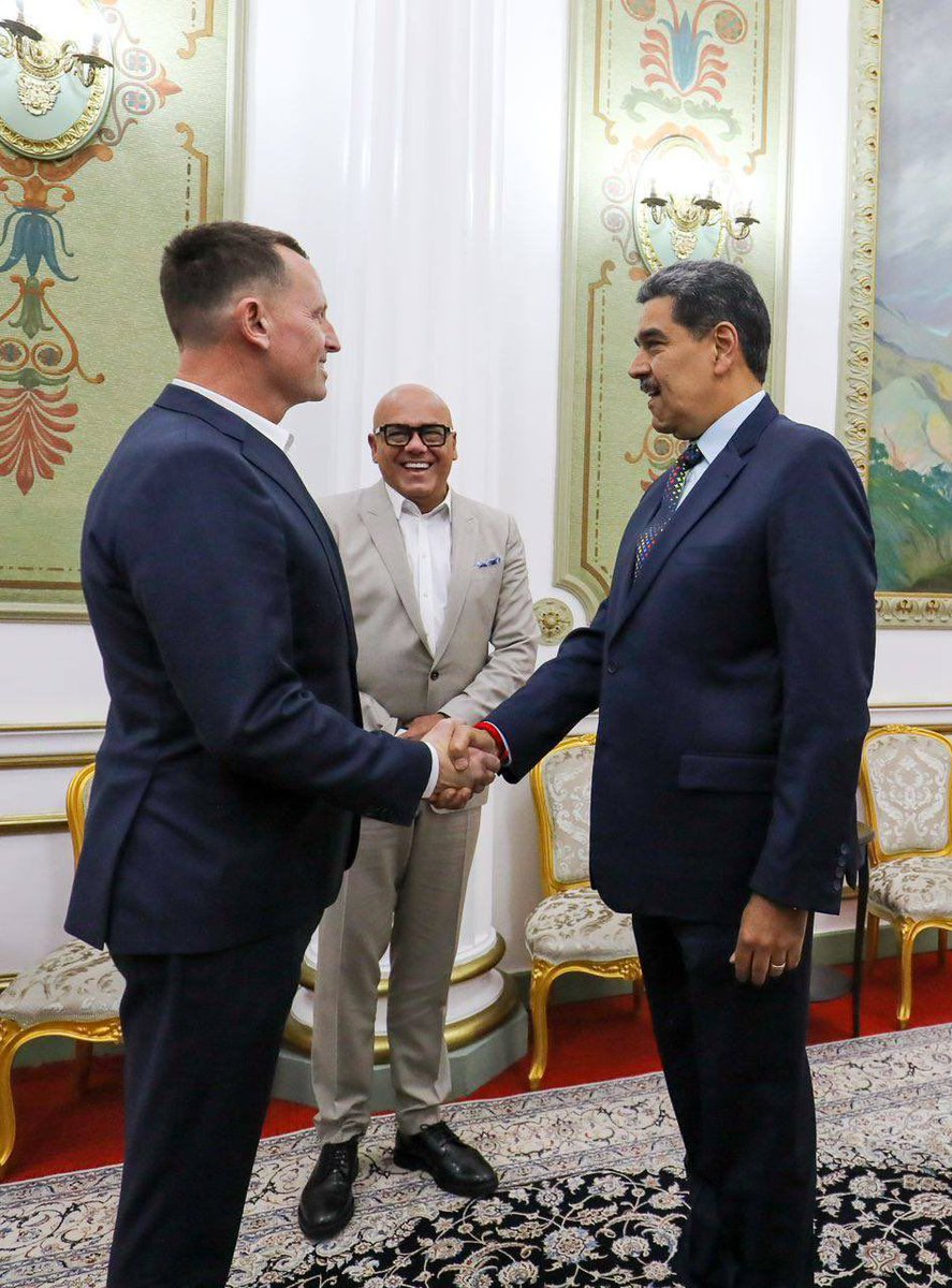 EmmaRincon's tweet photo. Ya en Miraflores el enviado de Trump con el dictador Nicolás Maduro y Jorge Rodríguez. https://t.co/oGq3f7vRPu