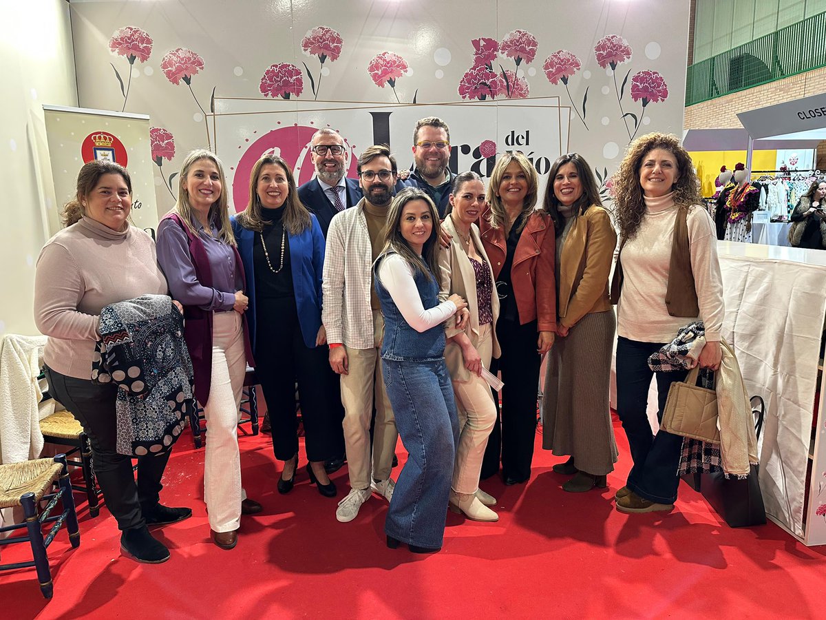 ℹ️ Imagen de la visita recibida hoy viernes en el stand del <a href="/aytoloradelrio/">Ayto. Lora del Río</a> en <a href="/simofsevilla/">Simof</a> : los parlamentarios Remedios Olmedo, Ana Chocano, y Rafael Ruiz; la concejal sevillana Evelia Rincón; así como la cantaora Alicia Gil. Fueron atendidos por el concejal <a href="/Iribarnegaray93/">Rafael Iribarnegaray</a>.