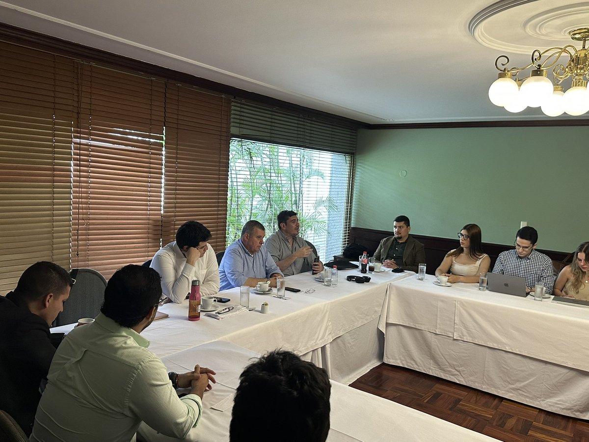 ICDPVALLE's tweet photo. Nos encontramos en la primera reunión académica del @ICDPVALLE. En esta oportunidad el Dr. @pierodigennaro expone sobre “la prescripción en el seguro obligatorio de accidentes de tránsito SOAT (SC3075-2024)”  @ucanosas @capazrussi @I_C_D_P https://t.co/qRtXxrET3I