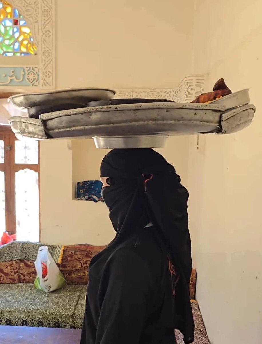 arwa_yemen's tweet image. #المحويت
#شبام_كوكبان
مطعم حميدة
فيديو يوثق المطعم واكلاته من الداخل
والصور لـ أشواق بنت حميدة صاحبة مطعم حميدة في شبام كوكبان وهي تحمل الطعام على رأسها لتقدمه لزبائن المطعم
اما الصورة الاخرى فهي لحميدة صاحبة المطعم وهي تمسك القات بيدها اليسرى.
#سياحة_داخلية
#سيدة_اعمال
#طن_وطن