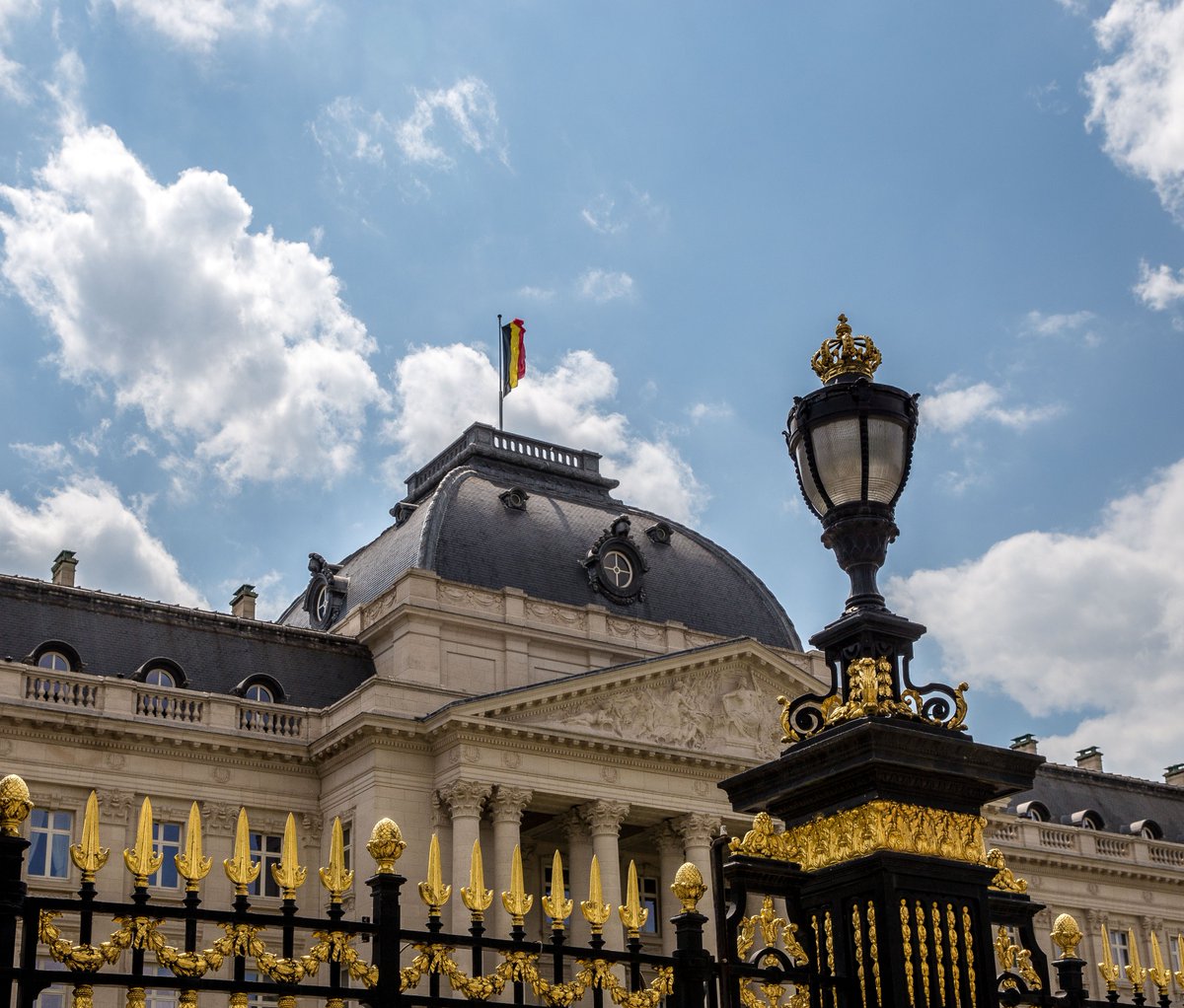 Belgian Royal Palace (@monarchiebe) on Twitter photo Le formateur <a href="/Bart_DeWever/">Bart De Wever</a> a fait rapport au Roi sur l’accord intervenu ce soir entre les partenaires de la future coalition. Sa mission est prolongée jusqu'à la nomination du nouveau gouvernement. La date de la prestation de serment sera communiquée ultérieurement. Le formateur <a href="/Bart_DeWever/">Bart De Wever</a> a fait rapport au Roi sur l’accord intervenu ce soir entre les partenaires de la future coalition. Sa mission est prolongée jusqu'à la nomination du nouveau gouvernement. La date de la prestation de serment sera communiquée ultérieurement.