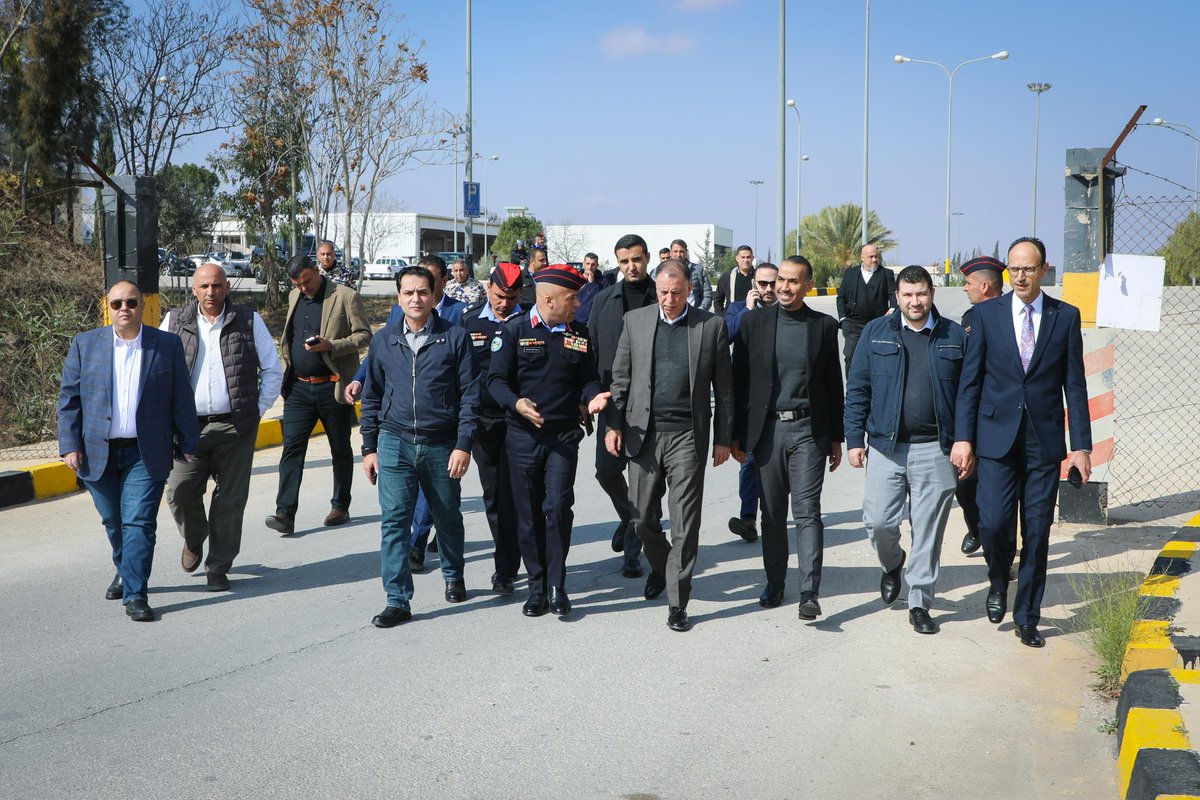 IrbidElectricty's tweet photo. معالي وزير الداخلية مازن الفراية يتفقد مركز حدود جابر بمشاركة عطوفة مدير عام كهرباء إربد المهندس بشار التميمي https://t.co/bJJy9jgqFn