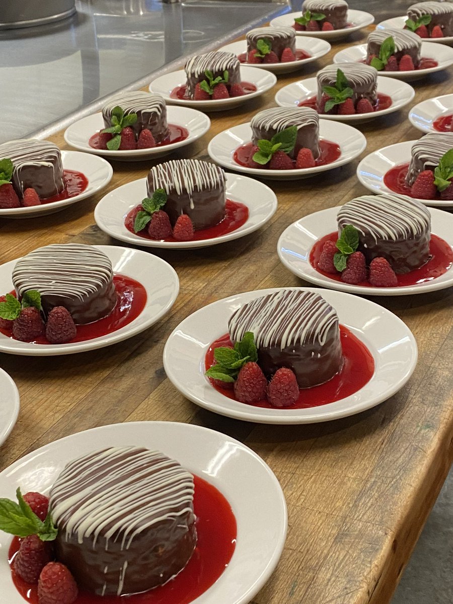 waterloo_ca's tweet photo. Valentine’s Day came early to the Loo! Come by and try our dessert special tonight: Chocolate Fudge Cakes with Raspberry drizzle💕 https://t.co/8jONqPrcHd
