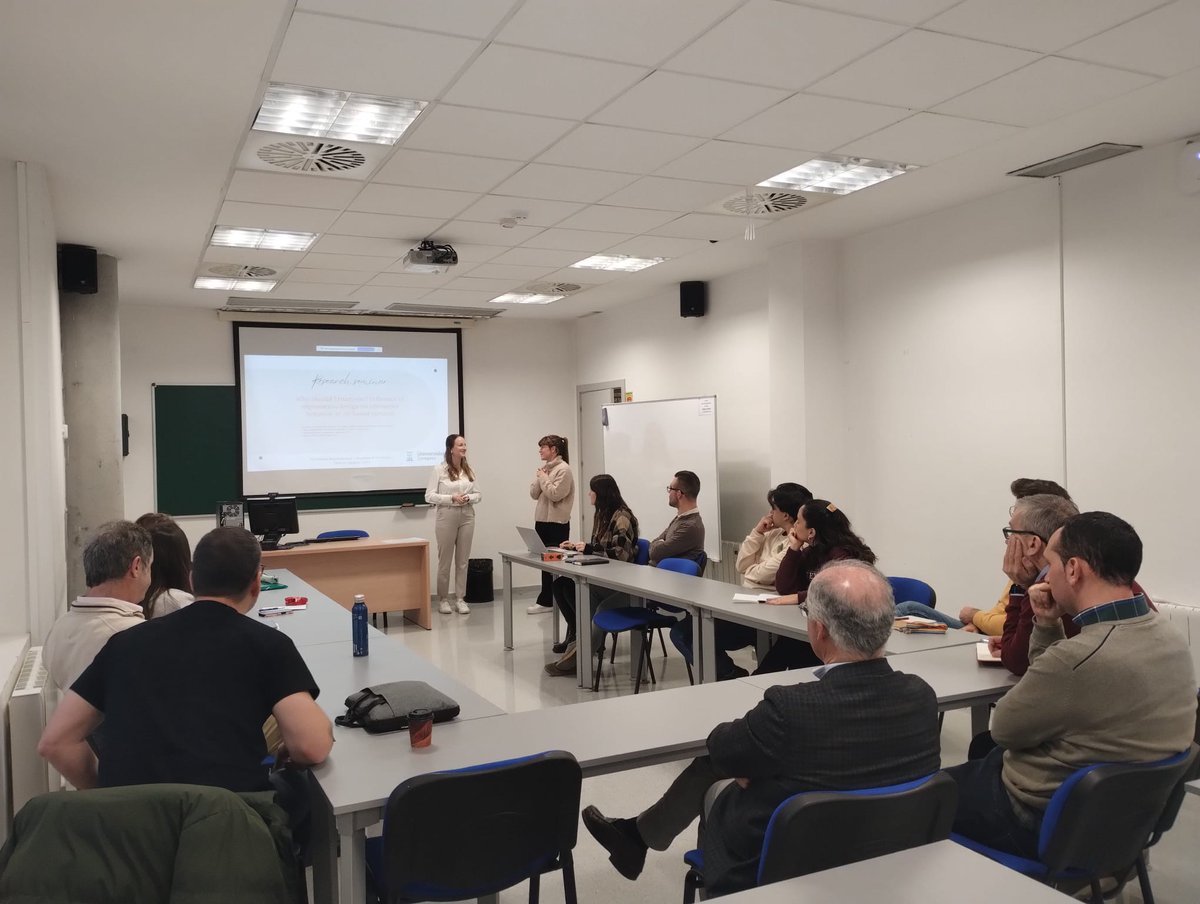 BagBusiness's tweet photo. Last Tuesday, we had the Sixth Session of the #VIIBBS! 

Many thanks to Florence Nizette for presenting her wonderful work “Why should I trust you? Influence of explanation design on consumer behavior in AI-based services”, and to the audience for their interesting comments! 😀 https://t.co/ICjSl11wQZ