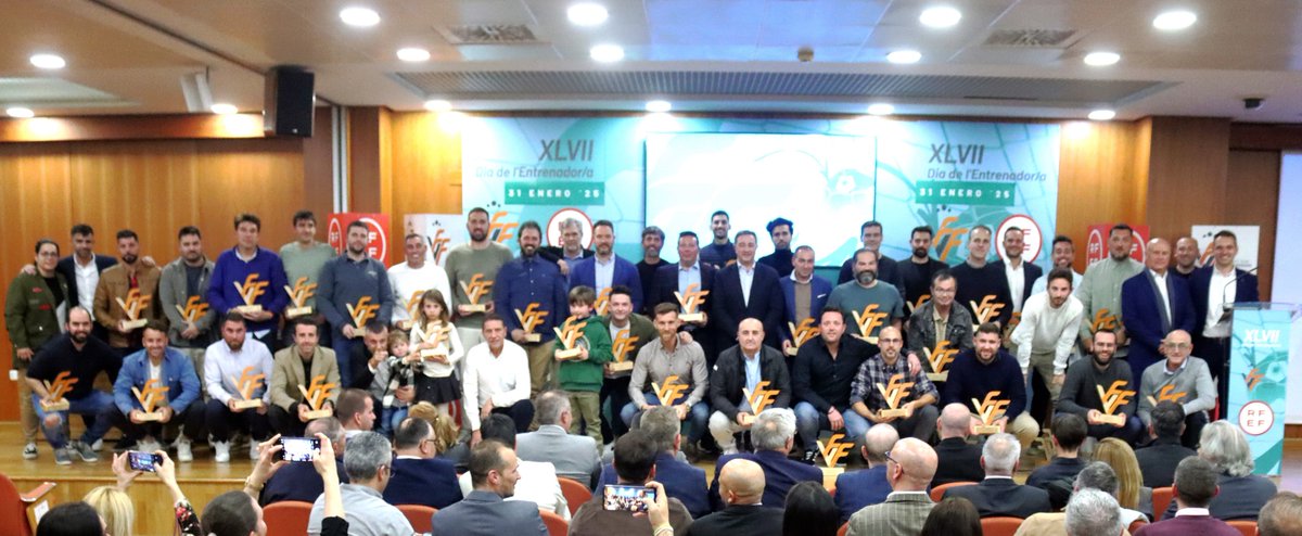 FFCV (@ffcv_info) on Twitter photo ENTRENADORS |
<a href="/PacoLopezEntre1/">Paco López</a>, ꜱᴏɴɪᴀ ʙᴇʀᴍúᴅᴇᴢ ʏ <a href="/IniguezCalabuig/">Ricardo Iñiguez</a>, ᴊᴜɴᴛᴏ ᴀ ʟᴏꜱ ᴇɴᴛʀᴇɴᴀᴅᴏʀᴇꜱ ʏ ᴇɴᴛʀᴇɴᴀᴅᴏʀᴀꜱ ᴅᴇ ʟᴀ ᴄᴏᴍᴜɴɪᴛᴀᴛ ᴠᴀʟᴇɴᴄɪᴀɴᴀ ᴇɴ ᴇʟ 𝟦𝟩º ᴅɪᴀ ᴅᴇ ʟ'ᴇɴᴛʀᴇɴᴀᴅᴏʀ/ᴀ
📎 ffcv.es/wp/blog/2025/0…
Gracias por ENTRENADORS |
<a href="/PacoLopezEntre1/">Paco López</a>, ꜱᴏɴɪᴀ ʙᴇʀᴍúᴅᴇᴢ ʏ <a href="/IniguezCalabuig/">Ricardo Iñiguez</a>, ᴊᴜɴᴛᴏ ᴀ ʟᴏꜱ ᴇɴᴛʀᴇɴᴀᴅᴏʀᴇꜱ ʏ ᴇɴᴛʀᴇɴᴀᴅᴏʀᴀꜱ ᴅᴇ ʟᴀ ᴄᴏᴍᴜɴɪᴛᴀᴛ ᴠᴀʟᴇɴᴄɪᴀɴᴀ ᴇɴ ᴇʟ 𝟦𝟩º ᴅɪᴀ ᴅᴇ ʟ'ᴇɴᴛʀᴇɴᴀᴅᴏʀ/ᴀ
📎 ffcv.es/wp/blog/2025/0…
Gracias por