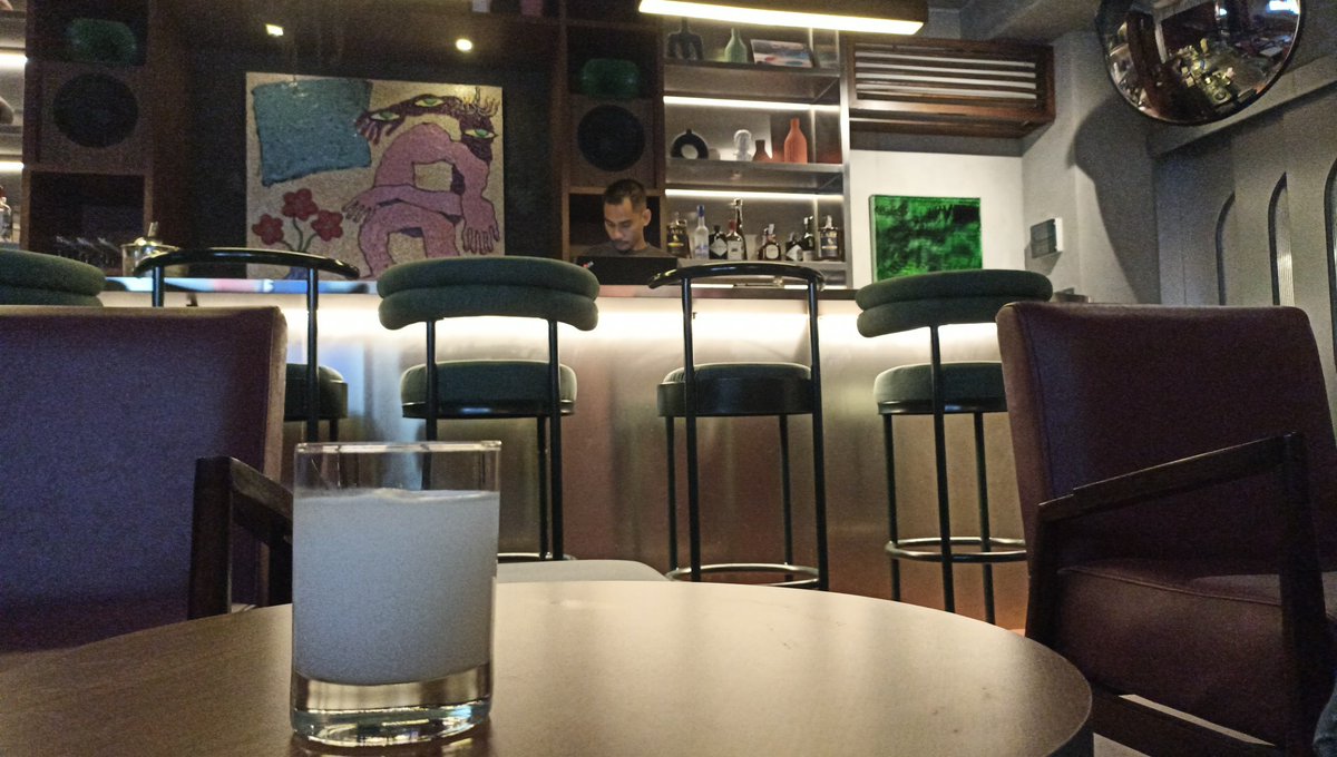 Cuma gue doang, tiap hari nongkrong di bar tapi gak minum alkohol.