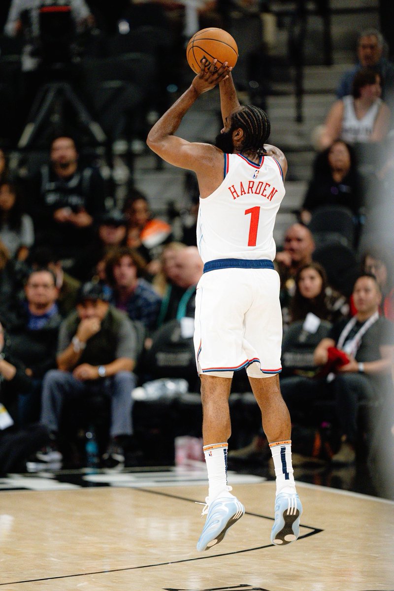 JHarden13's tweet image. beat the odds, do numbers and remain humble 11x all star still #Uno