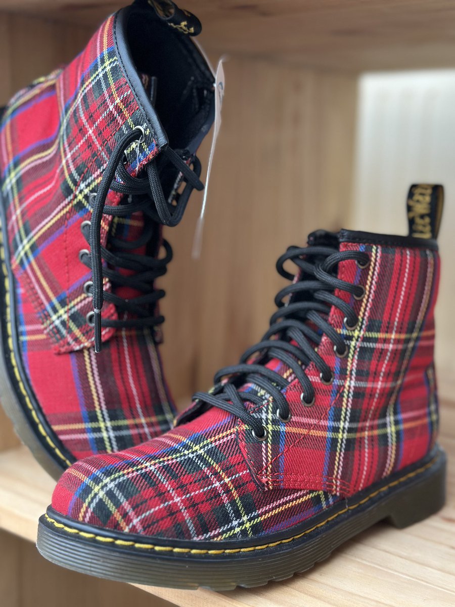 🛍️✨Discover hidden gems at LAMH Charity Shop! 

From stylish fashion finds to homeware treasures, you never know what bargains you’ll uncover. Every purchase supports a great cause, so why not shop sustainably and make a difference? 💙♻️ 

#CharityShopFinds #SustainableShopping