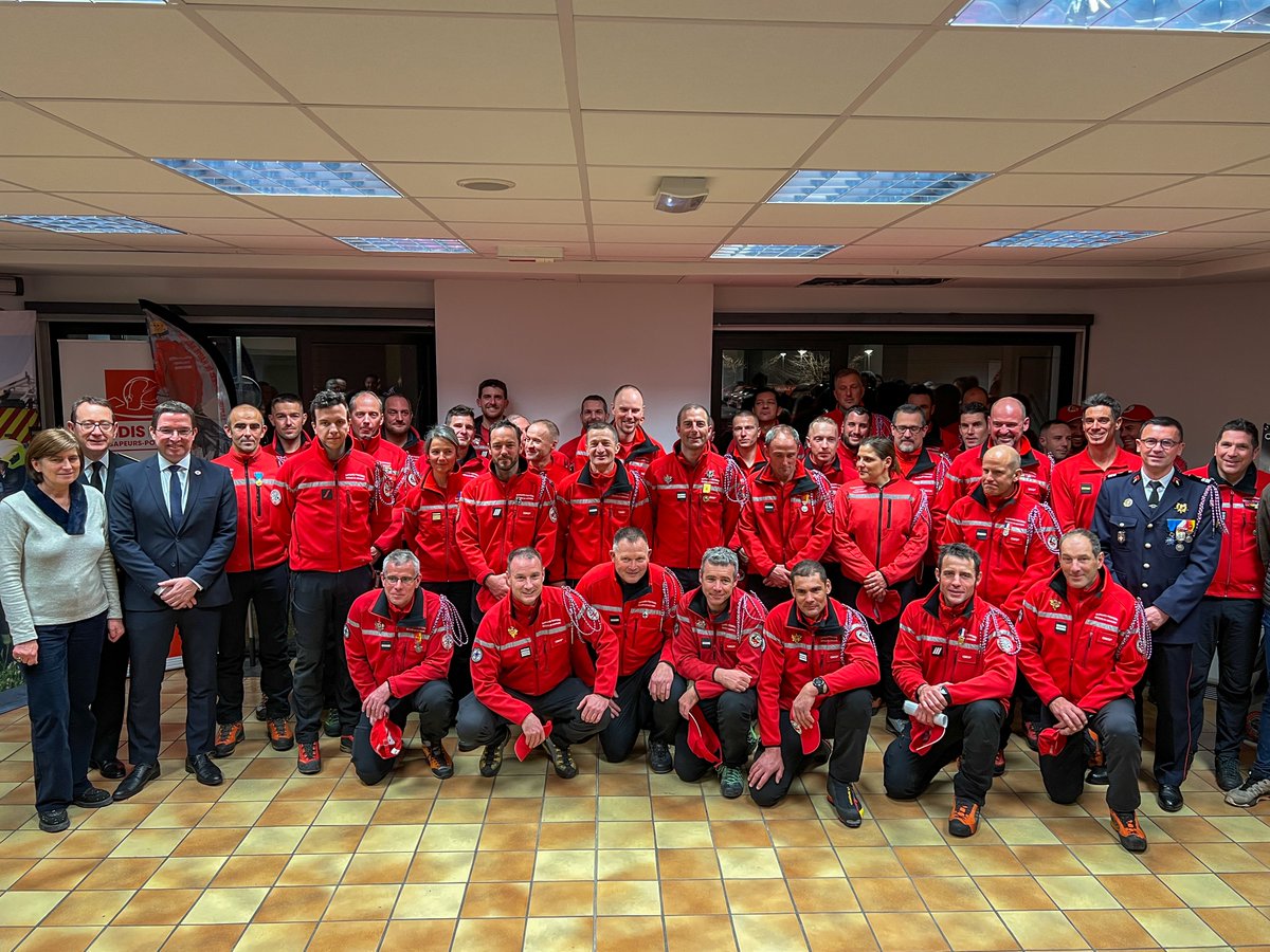 SDIS_74's tweet photo. Hier, une cérémonie riche en émotions s’est tenue pour mettre à l’honneur les sapeurs-pompiers du #GMSP de la Haute-Savoie, en présence de Yves LE BRETON, @Prefet74, de David RATSIMBA et Odile MAURIS, VP du SDIS et du col @nicolasmarillet, DDSIS. https://t.co/3wk2bIdiiL
