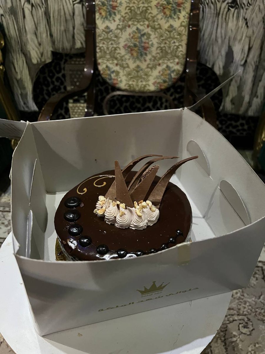 عيد ميلادي الرسمي ۱/۱۳، بس أمي عندها رزنامة خاصة... فجأة نلقاه ۱/۳۱، وأحيانًا حتى بداية 2! 🤣 المهم عندها عنصر المفاجأة مضمون!