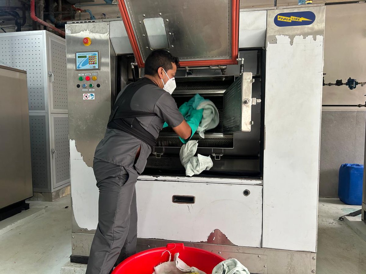 saludazuay_'s tweet photo. #ElNuevoEcuadorResuelve | @adurangov, autoridad de @saludcz6oficial, inauguró las obras de adecentamiento en el @HHCCAzogues, con una inversión de $445.879. Esta mejora fortalece la infraestructura hospitalaria y la calidad de atención a los pacientes. https://t.co/kGlY3oTgnu