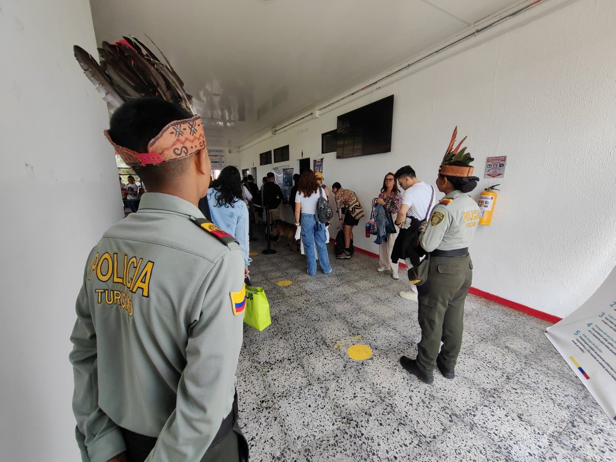 PoliciaGuainia's tweet photo. En📍#Inirida |La @ProteccionPonal, realizan stand de información turístico, en el Aeropuerto César Gaviria Trujillo, con el fin de darles la bienvenida y brindar información a Turistas y visitantes que llegan al municipio.
#TurismoSeguro
#OjosEnTodasPartes
#YoSoyPAIS https://t.co/bQFaFykQ0T