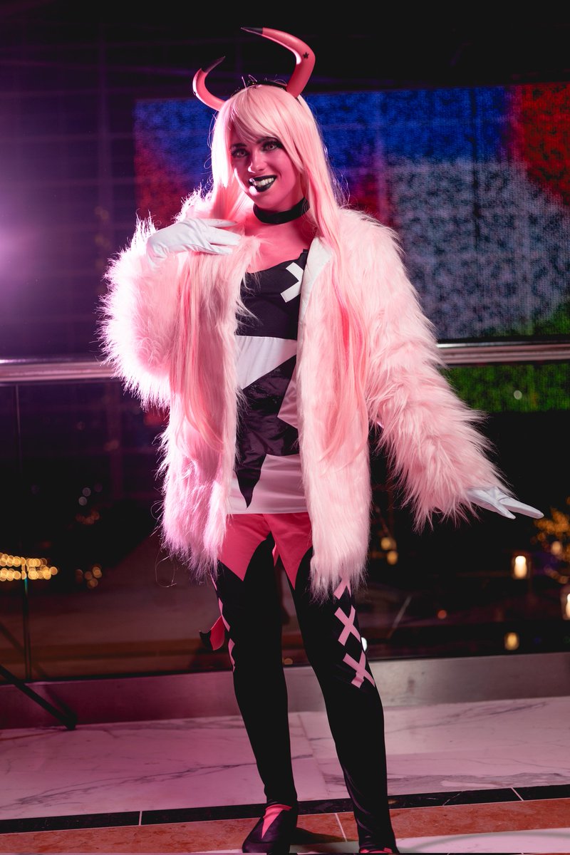 Thank you <a href="/erikwphotog/">erikwphotography</a> for this photo of my Verosika at MAGFest! I love being pink 🩷🖤🩷🖤🩷