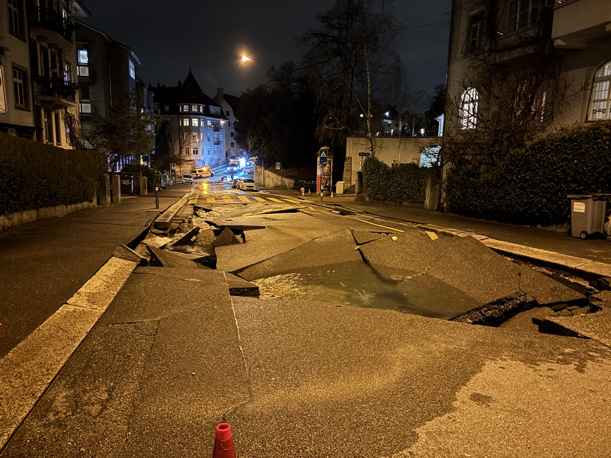 #Einsatz wegen Wasserrohrbruch im Kreis 6: Wasser und weggespülter Schutt verteilten sich über die tieferliegenden Strassen und fluteten mehrere Häuser. 3 Trams wurden blockiert und der Betrieb auf der Weinbergstrasse eingestellt. Zur #Medienmitteilung: bit.ly/3WDrgYn