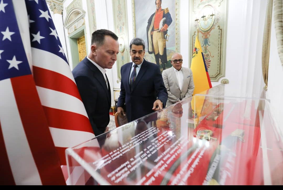 Lpsuv21's tweet photo. Gringo .@realDonaldTrump con esta espada Bolivar y su pueblo echó y derrotó al imperio español y con esta misma espada estamos dispuestos a echar y a derrotar a cualquier imperio que se meta con la Patria. https://t.co/1CbjPhYvcn