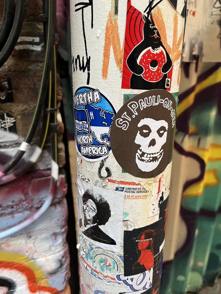 StPauliOnSea's tweet photo. Representing in lower Manhattan, New York! ☠️
#fcsp #keinfussballdenfaschisten #Nofootballforfascists #makefascistsafraidagain https://t.co/N05QMUTDK6