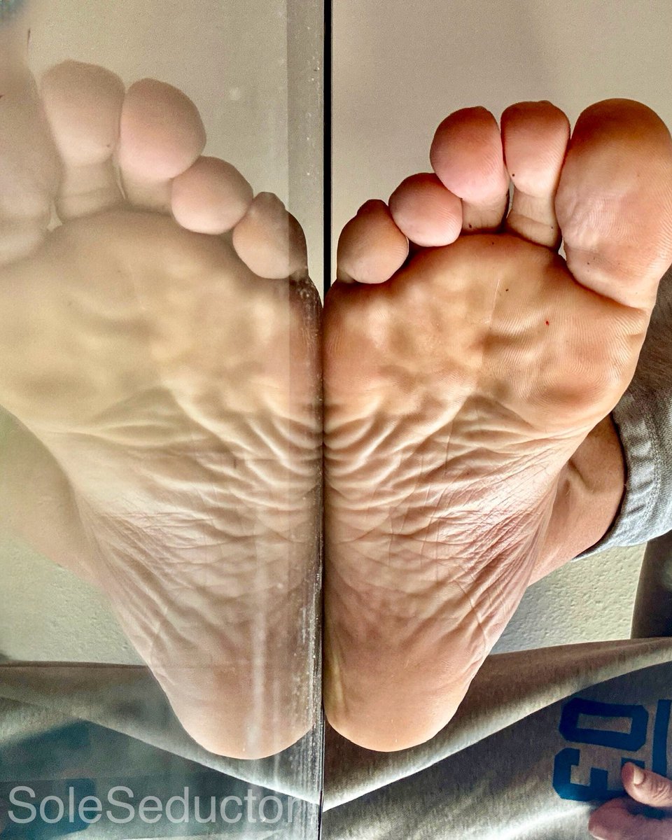 SoleSeductor's tweet photo. Double the view, double the temptation. Getting lost in the detailsโup close and personal. ๐ฃโจโ
#SoleSeduction #MirrorReflection #UpClose #SoleTease #BarefootLust #SoftSoles #FootLover #ToeTemptation https://t.co/vsjXaGKMtW