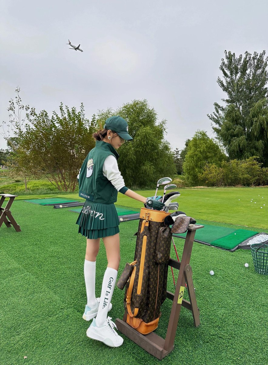 AntVoGTR's tweet image. 🌅 Sunrise, Swing, and Serenity ⛳
There's nothing like an early morning round—the crisp air, the golden sun, and the quiet focus. Step onto the course and find your peace! 🏞️✨ #MorningGolf #GolfEscape #SwingInStyle