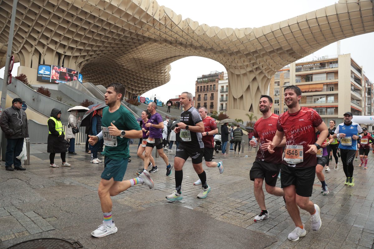 Ricky3M's tweet photo. Otro año más cumpliendo con el @mediodesevilla . El tiempo no acompañó, pero eso no fue impedimento para hacer mejor marca personal (1h 55min 51seg / 5:29 min/km). Como siempre, organización de 10, circuito top y medalla espectacular. 

@Suuntoesp @newbalanceES https://t.co/WPUhyr7QA7
