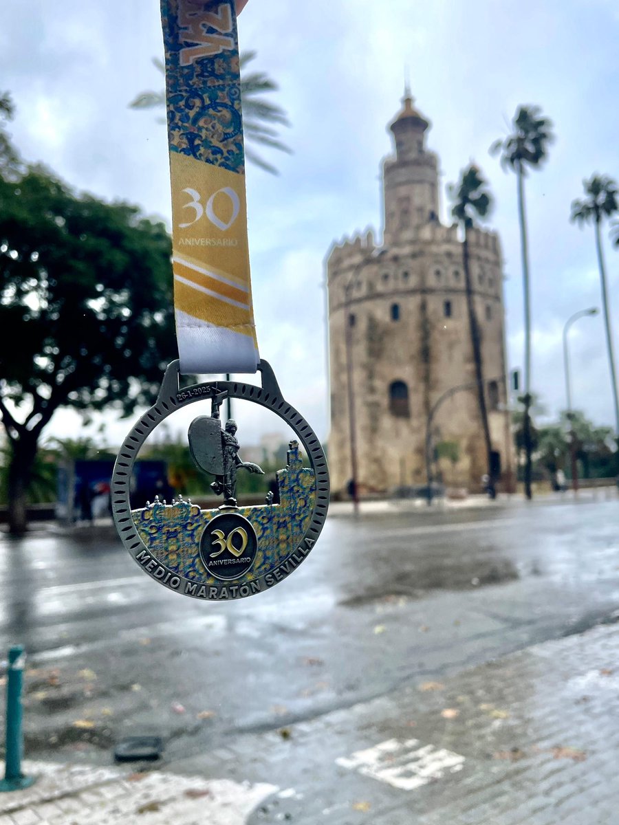 Ricky3M's tweet photo. Otro año más cumpliendo con el @mediodesevilla . El tiempo no acompañó, pero eso no fue impedimento para hacer mejor marca personal (1h 55min 51seg / 5:29 min/km). Como siempre, organización de 10, circuito top y medalla espectacular. 

@Suuntoesp @newbalanceES https://t.co/WPUhyr7QA7