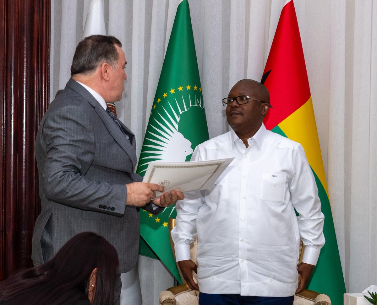 ministerecomdz's tweet photo. En qualité d'envoyé spécial du président de la République, #le #ministre_ #de_ #la #Communication reçu par le président de la République de la Guinée Bissau https://t.co/wcRghFyN0w