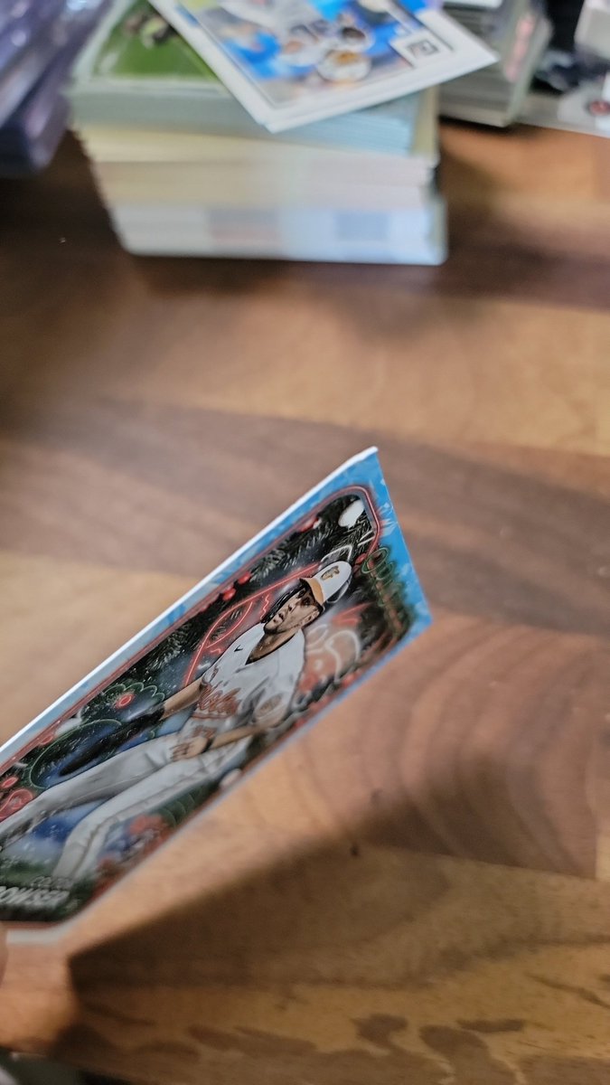 jrzy_'s tweet photo. Fresh out the pack a corner ding @Topps is there anything you guys can do? https://t.co/1hbvuBGmrt