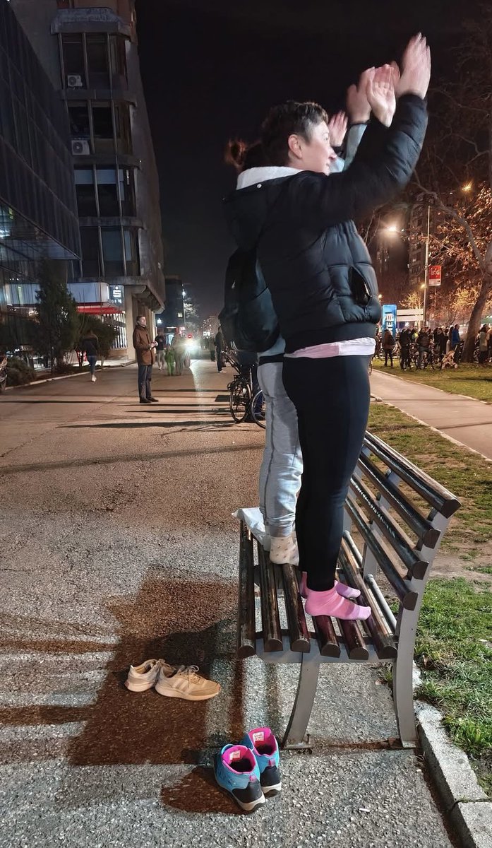 Novosdski je izuti patike kad se popneš na klupu na protestima #novisad