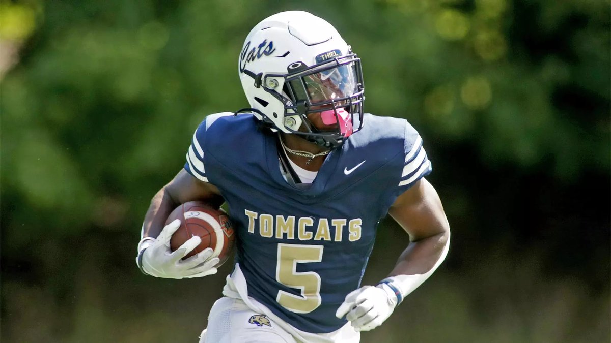 Dandrehunter's tweet photo. After a conversation with @CoachJones55 I am very blessed to receive a scholarship from Thiel college #Rollcats https://t.co/HrUNK6fZq9