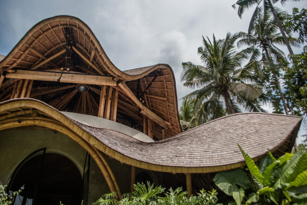 w_emerg's tweet image. Yoga &amp;amp; Spa Ubud, designed by Pablo Luna Studio, is a serene bamboo sanctuary in Ubud, Indonesia, seamlessly blending architecture, nature, and mindfulness to create a harmonious retreat for yoga, creativity, and relaxation. #YogaSpaUbud #PabloLunaStudio #BambooArchitecture #Eco