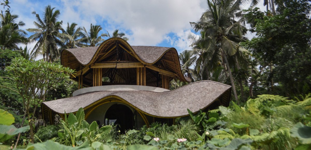 w_emerg's tweet image. Yoga &amp;amp; Spa Ubud, designed by Pablo Luna Studio, is a serene bamboo sanctuary in Ubud, Indonesia, seamlessly blending architecture, nature, and mindfulness to create a harmonious retreat for yoga, creativity, and relaxation. #YogaSpaUbud #PabloLunaStudio #BambooArchitecture #Eco