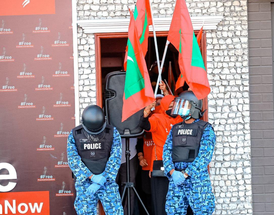 IbrahimShujaau's tweet photo. އެއްވެ އުޅުމާއި ހިޔާލު ފާޅުކުރުމުގެ ހައްޤު MDP ވެެރިކަމުގަ އޮތްގޮތާއި ރައީސް ޑރ @MMuizzuގެ PNC  ވެެރިކަމުގައި މިހާރު އޮތްގޮތް.
@MDPSecretariat ކޮންމެވެސް ވަރަކަށް ލަދު ހަޔާތް ހުންނަން ވާންނުންތޯ ވާހަކަ ދައްކަވާއިރު.
@faya_i @abdulla_shahid https://t.co/iYT6hEnaMI